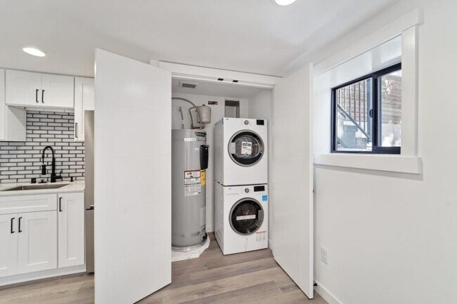Building Photo - 2 bedroom in Seattle WA 98117