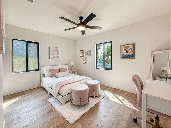 Building Photo - Upgraded 3+2 w/pool, gourmet kitchen + family room!