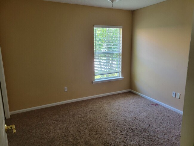 Building Photo - ***TWO WEEKS FREE*** Spacious 3 bed 2 bath Home for rent!