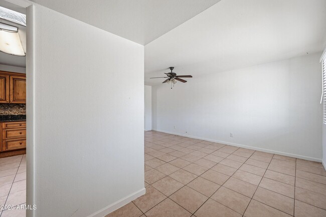 Building Photo - 12422 N Cherry Hills Dr E