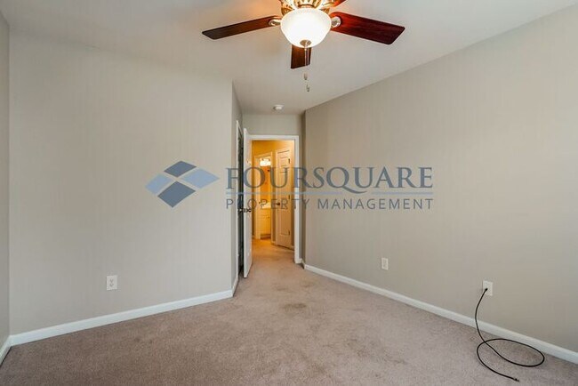 Building Photo - Townhome |Fenced Back Patio with Privacy F...