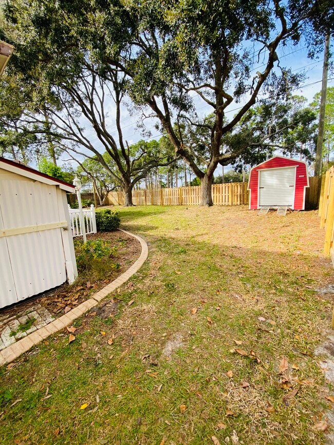 Building Photo - 1417 Dexter Dr N