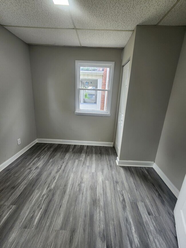 Building Photo - Spacious 7 Bedroom in West Baltimore