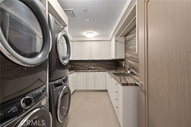 Building Photo - 716 The Strand