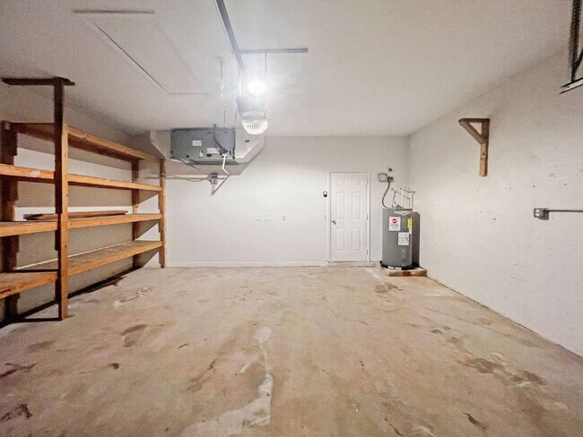 Building Photo - 906 Alfreda Ave