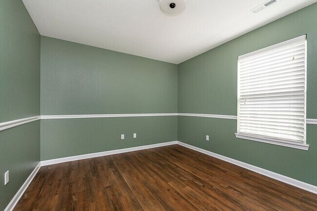 Building Photo - Updated 3 Bedroom Ranch on a Cul-De-Sac in...