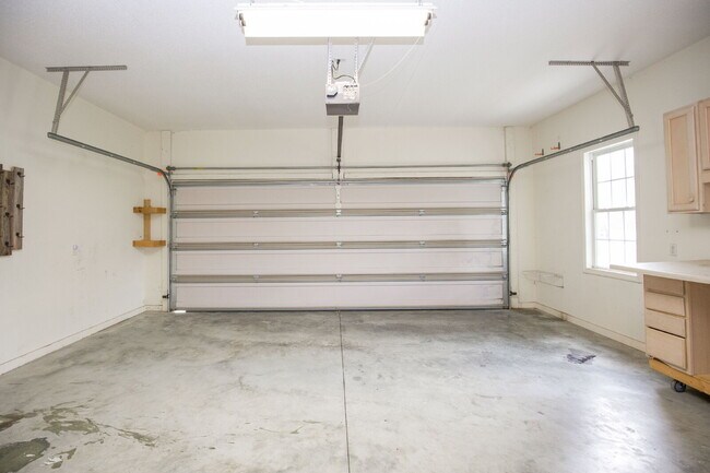 Building Photo - 102 Willow Creek Ln