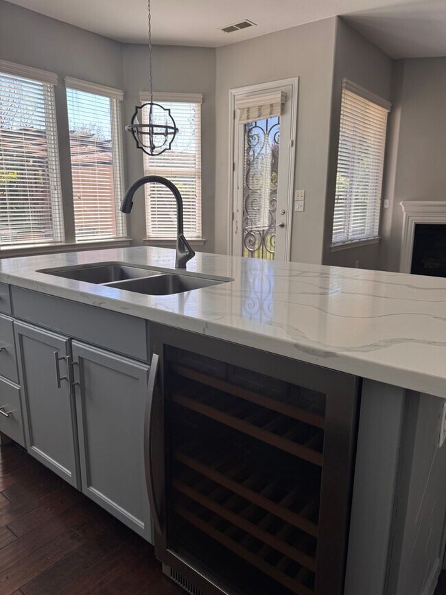 Building Photo - Beautiful single family home