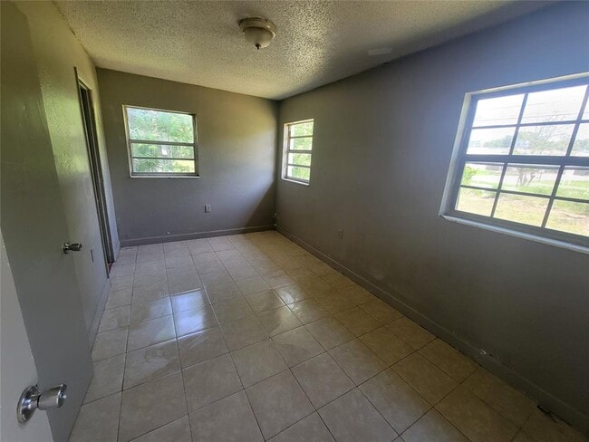 Building Photo - 5165 Lanette St