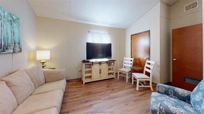 Building Photo - 5585 Straub Rd