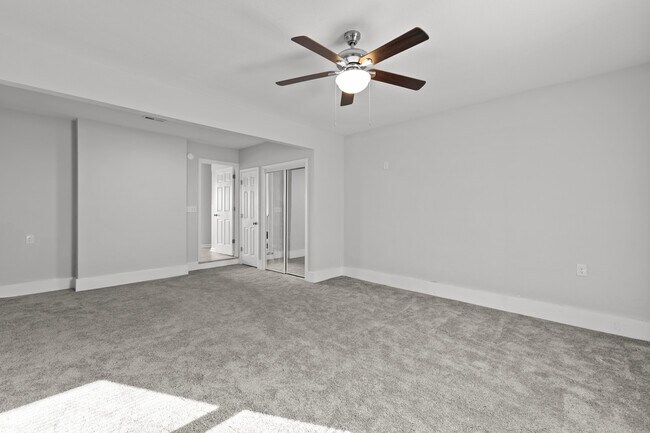 Building Photo - 871 Riverbend Rd
