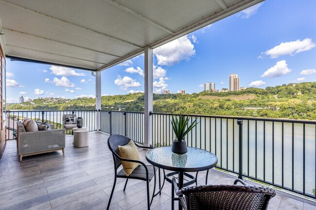 Building Photo - 617 Manhattan Blvd