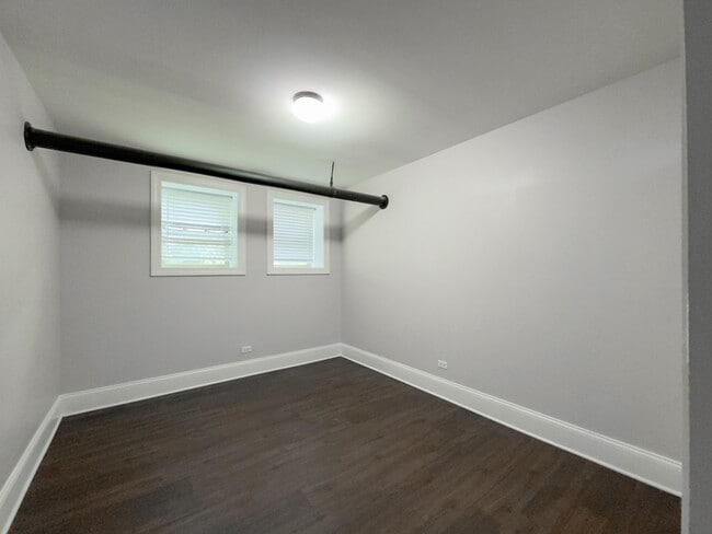 Building Photo - 936 E 52nd St