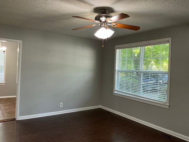 Building Photo - 203 Creekside Dr