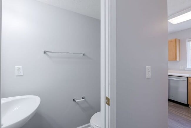 Building Photo - 641 W Oaks Dr