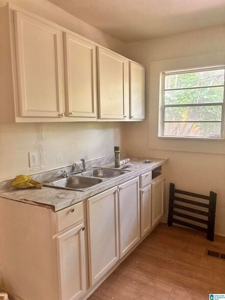 Building Photo - 410 53rd St Ens
