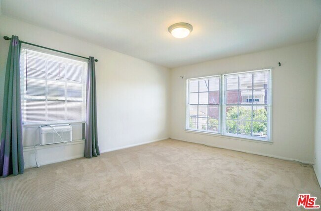 Building Photo - 8551 Holloway Dr