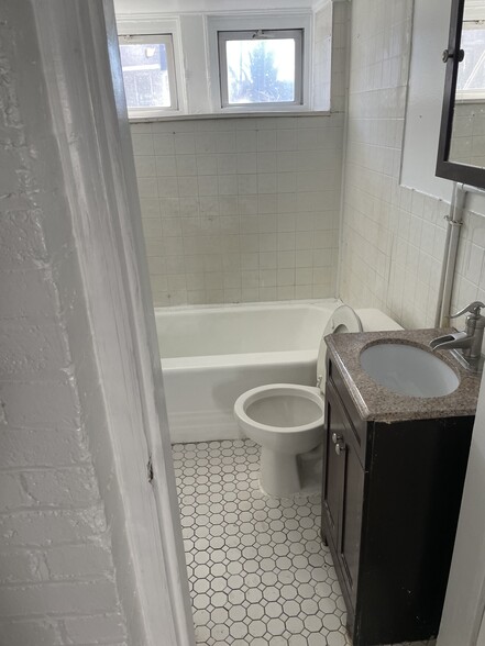 Full Bath - 314 W 31st St