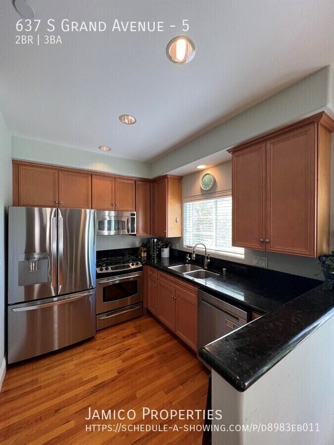 Building Photo - 637 S Grand Ave