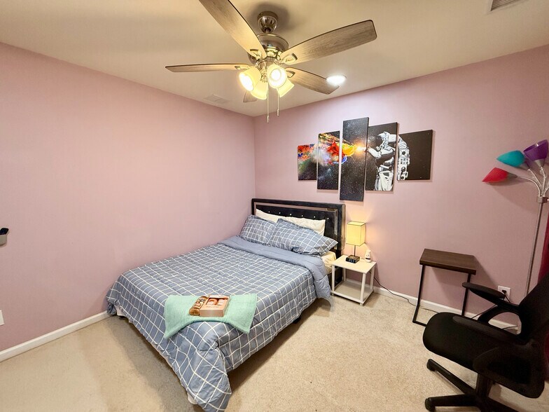 Building Photo - Room in House on Arbor Vista Dr
