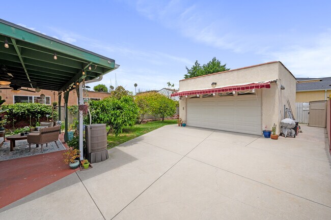 Large backyard with surrounding fence perfect for children and animals to play. - 1150 W 25th St