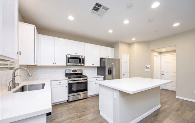 Building Photo - HIVE FALL MOVE-IN SPECIAL: NEWER 2024 BUILD | GATED COMMUNITY | SOLAR INCLUDED
