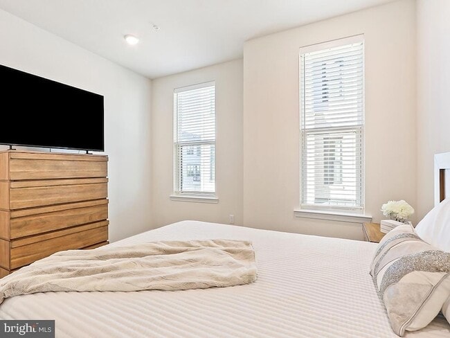 Building Photo - 1001 Greenwich Dr