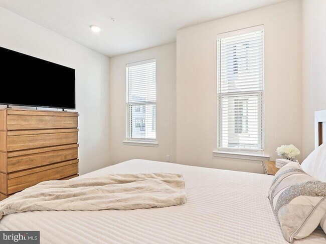 Building Photo - 1001 Greenwich Dr