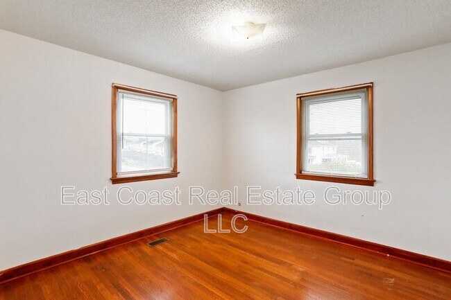 Building Photo - 838 Jenny Wren Dr