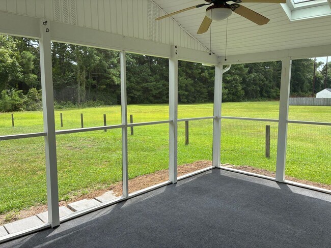 Building Photo - 3 Bed 2 Bath Newport Home Available now