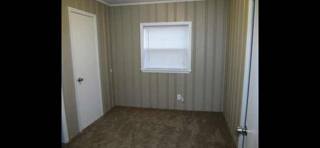 Building Photo - 10706 Hickman Mills Dr