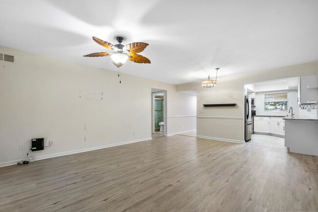 Building Photo - 18081 SE Country Club Dr