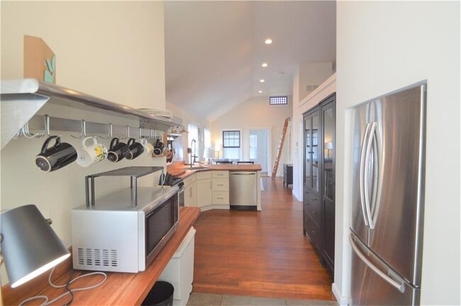 Building Photo - 108 Ormerod Ave