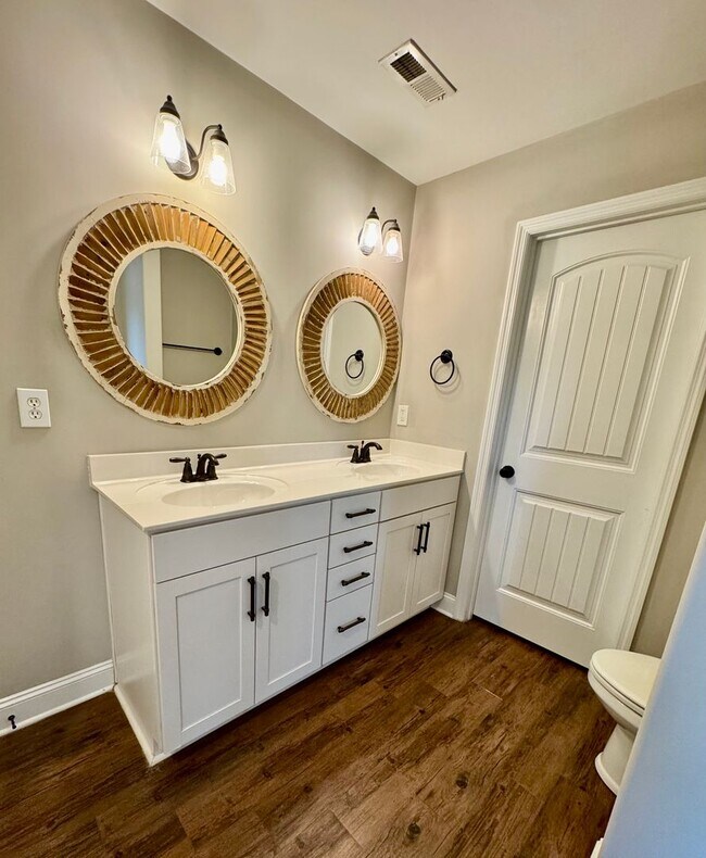 Building Photo - Nice Home Centrally Located in Athens!