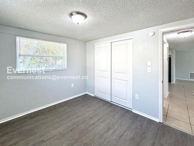 Building Photo - 2 Bed/1 Bath Home with Garage / Pet-Friendly / Coming Soon!