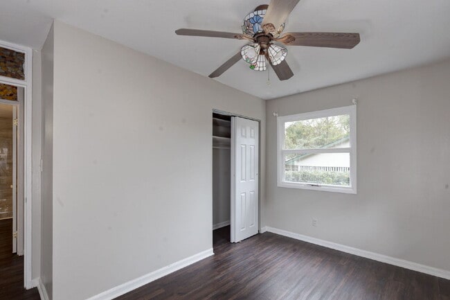 Building Photo - 4527 Fairview Dr