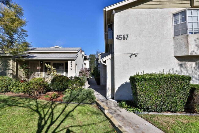 Building Photo - Talmadge : spacious 2 bed, 2 ba top floor condo