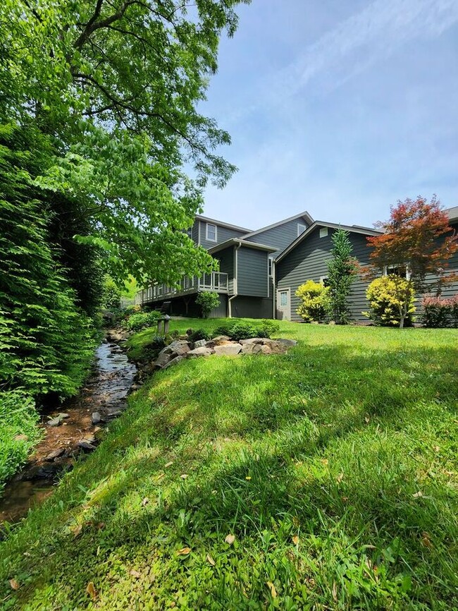 Building Photo - Beautiful East Asheville Long Term Rental ...