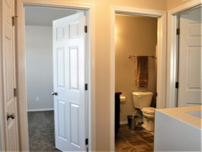 Building Photo - 4 bed 2.5 bath home just off Pine Ave and N Black Cat Rd.