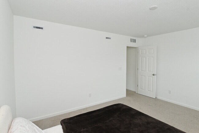 Building Photo - "Spacious 5-Bedroom Retreat with Luxurious Quartz Countertops & Fireplace on Deerberg Drive!"