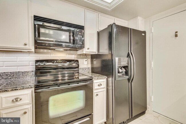 Building Photo - 1101 S Arlington Ridge Rd