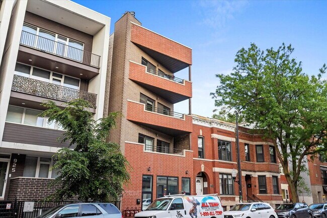 Building Photo - 921 N Damen Ave