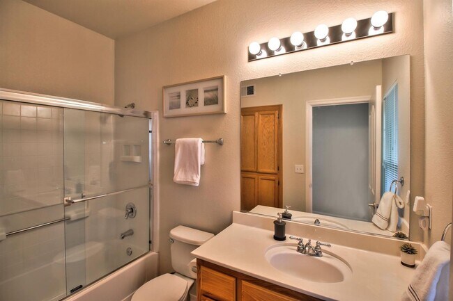 Building Photo - 4 Bedroom Home in the heart of Roseville! ...