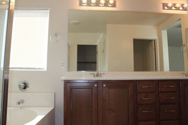 Building Photo - Beautiful 4 Bedroom in Lyons Gate!