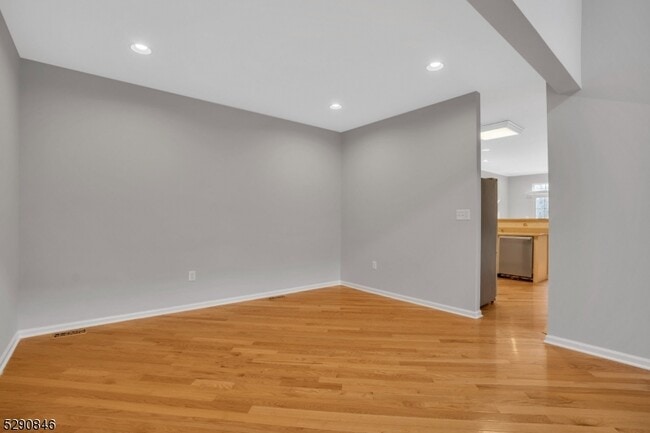 Building Photo - 48 Loft Dr