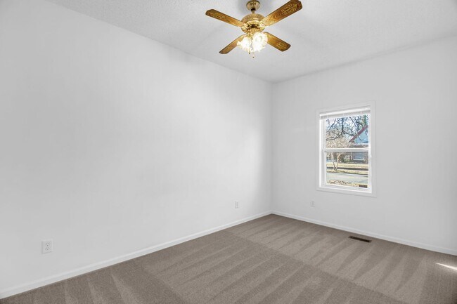 Building Photo - Cozy Home located in Greensboro