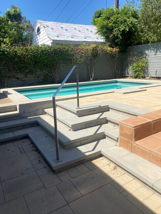 Plenty of area to relax - 1037 Keniston Ave
