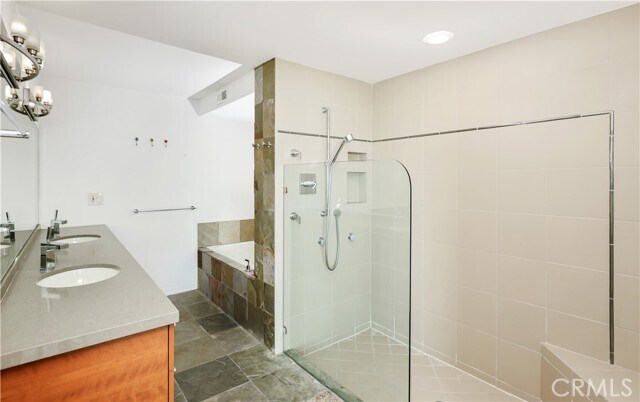Building Photo - 599 Alta Vista Way