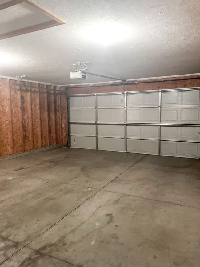 Building Photo - 3 Bedroom & 3 Bathroom Townhouse for Rent!