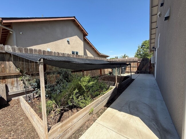 Building Photo - harming 3 bedroom, 2 bathroom single-story...